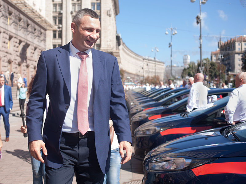 Кличко передав 100 нових автівок «Ford Fiesta» для столичних медиків